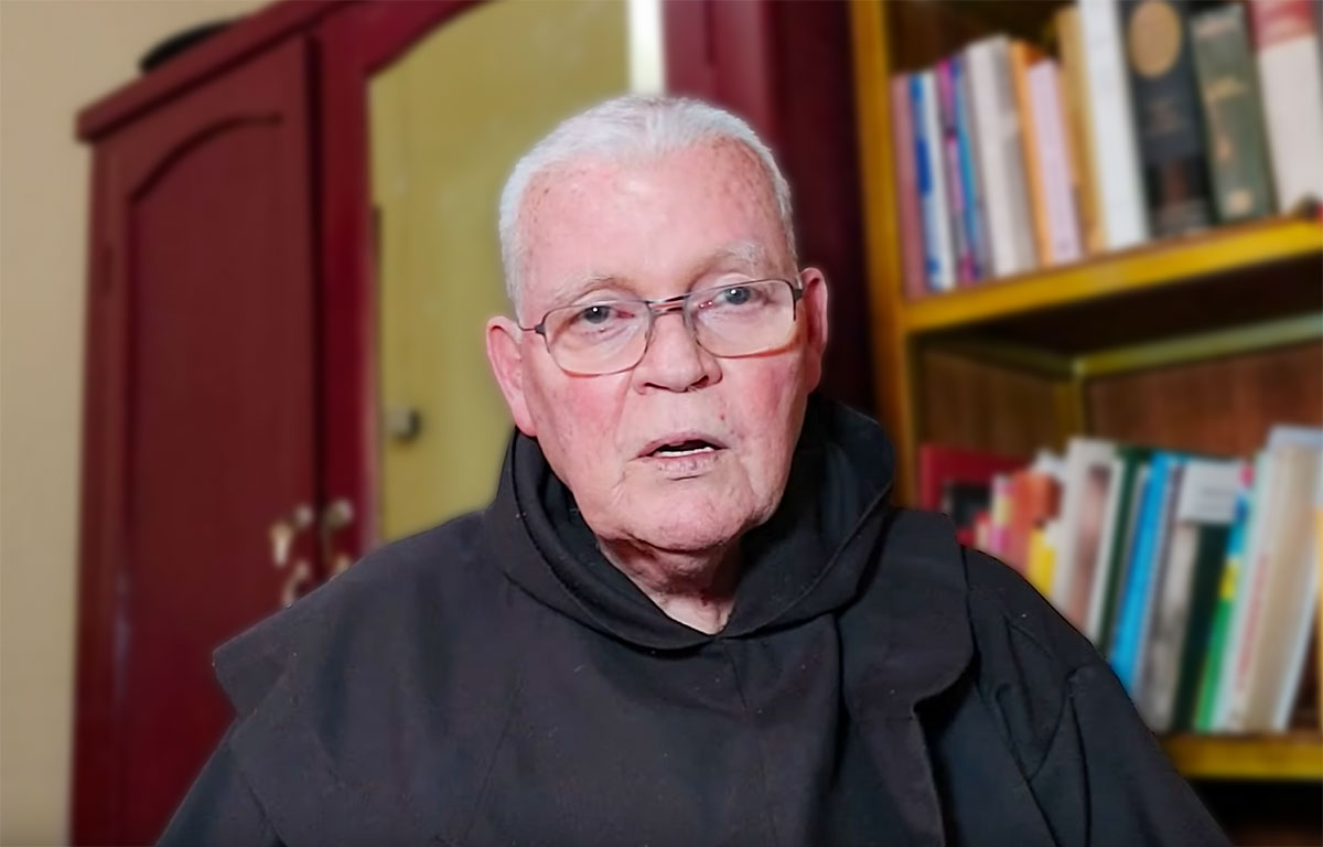 Videoframe van P. Aloysius Deeney