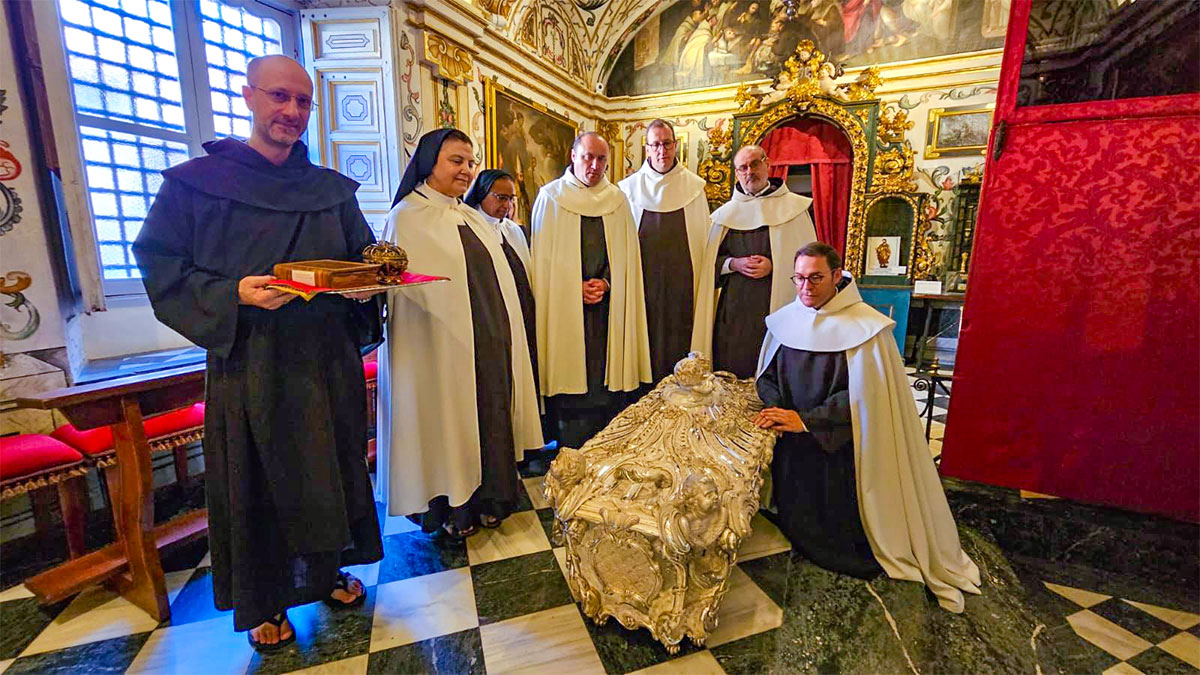 Opening graftombe Teresa de Jesús