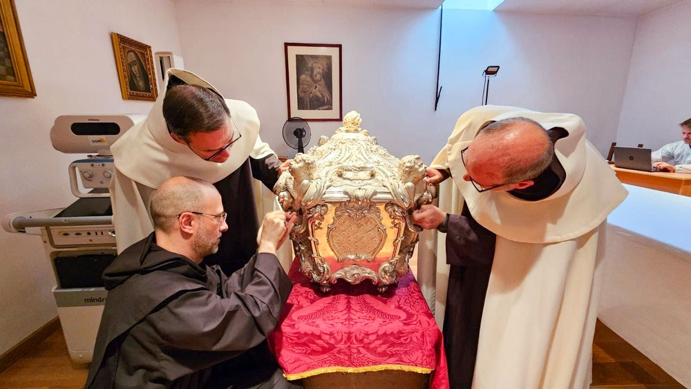 Opening graftombe Teresa de Jes&uacute;s