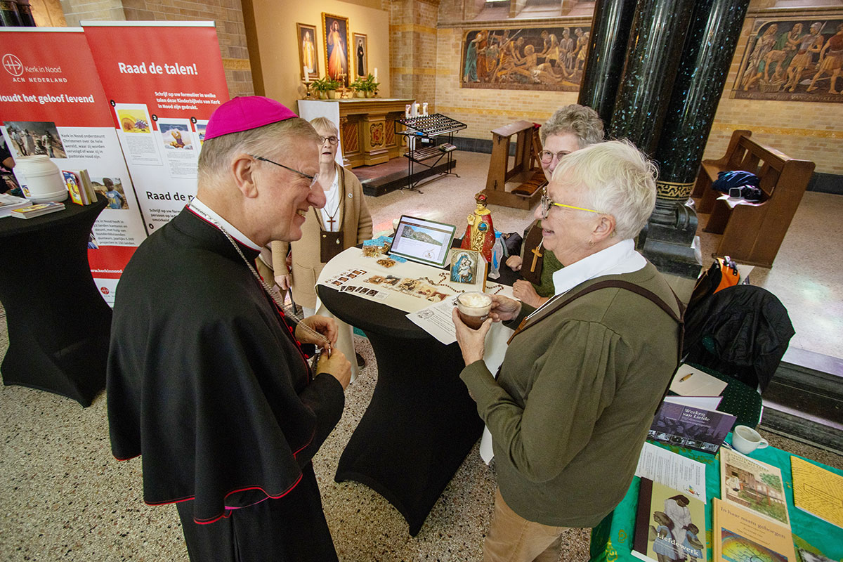 Bisschop J. Hendriks in gesprek met twee  leden van onze gemeenschap.